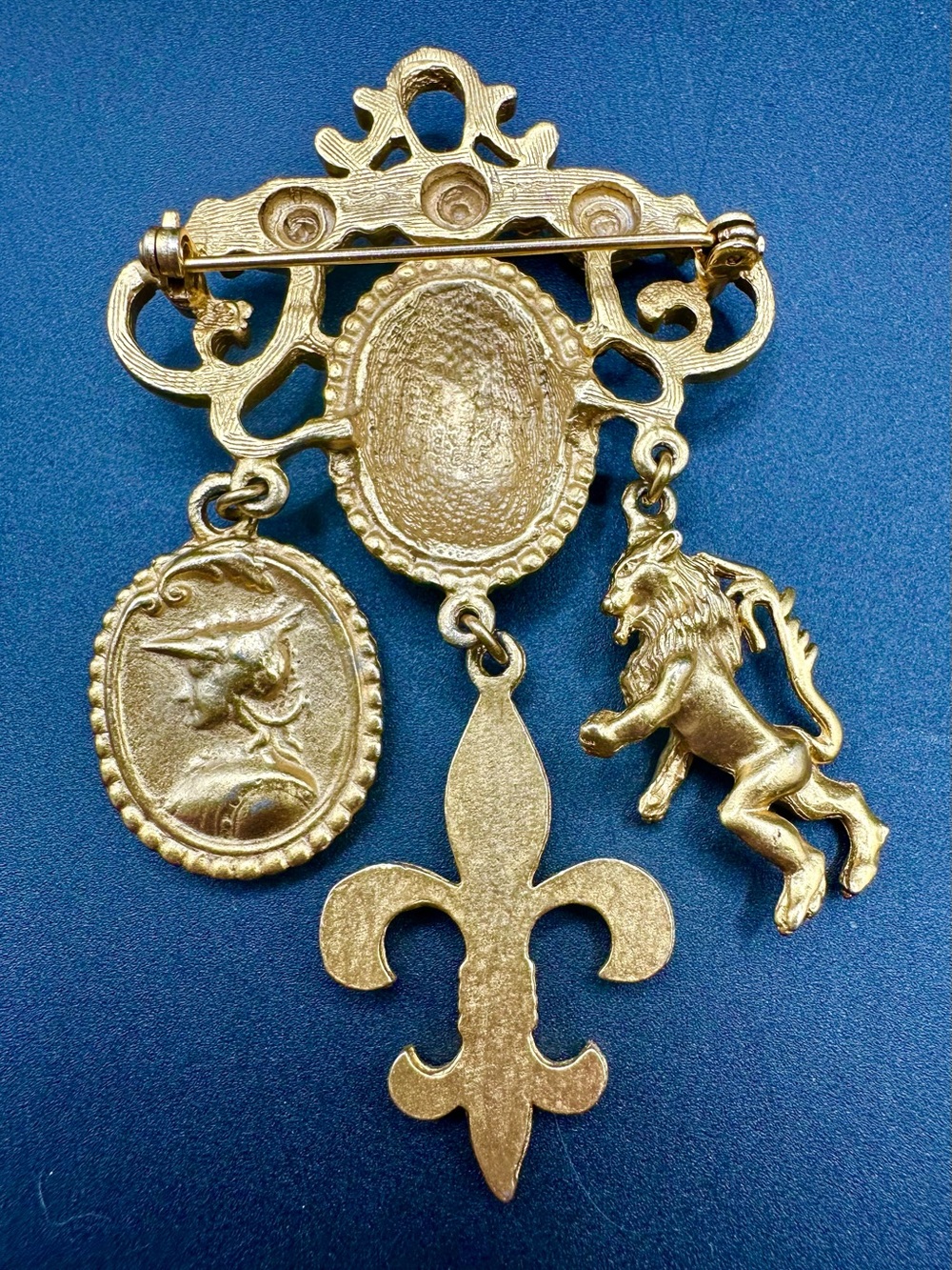 Vintage Heraldic Charm Brooch Pin Gold Tone Fleur de Lis Lion Cameo Etruscan - Picture 2 of 8
